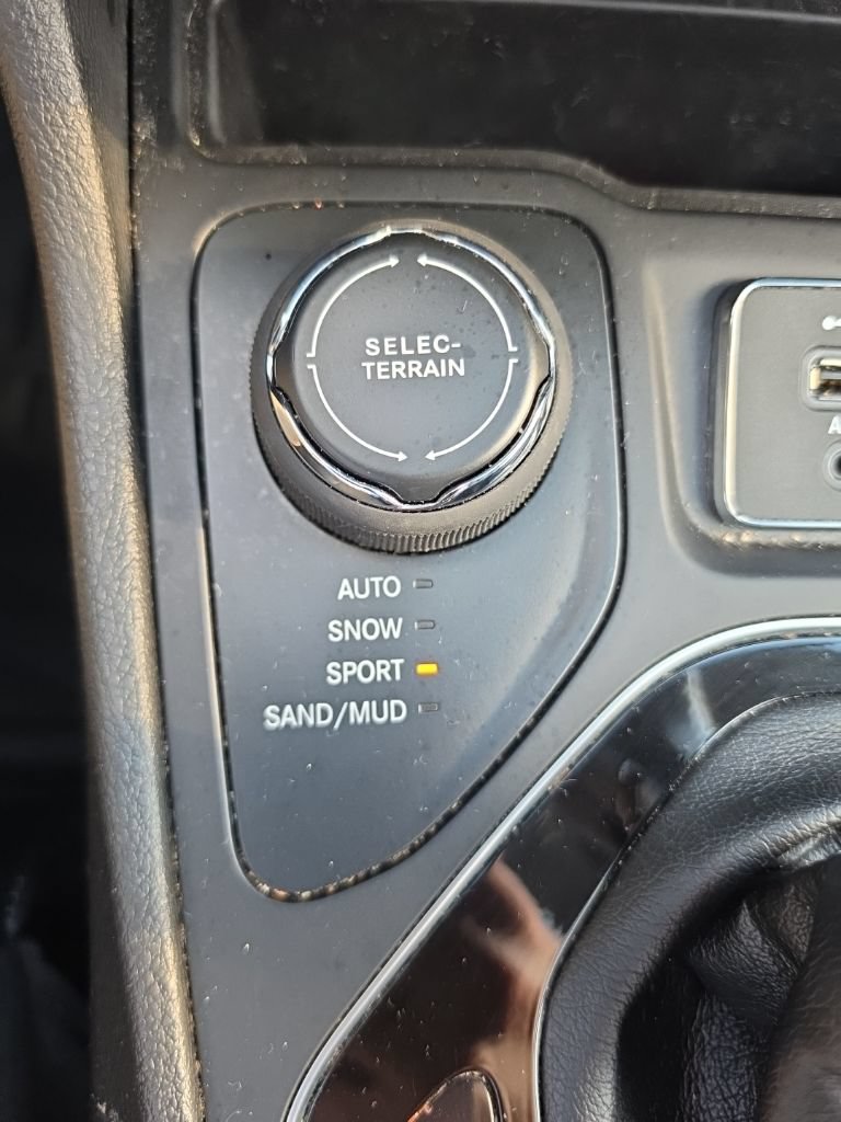 Used 2021 Jeep Cherokee Limited w/ Elite Package AWD/4WD image 37