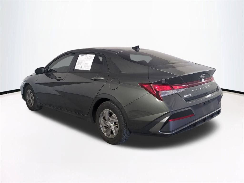 Used 2025 Hyundai Elantra SE FWD image 7