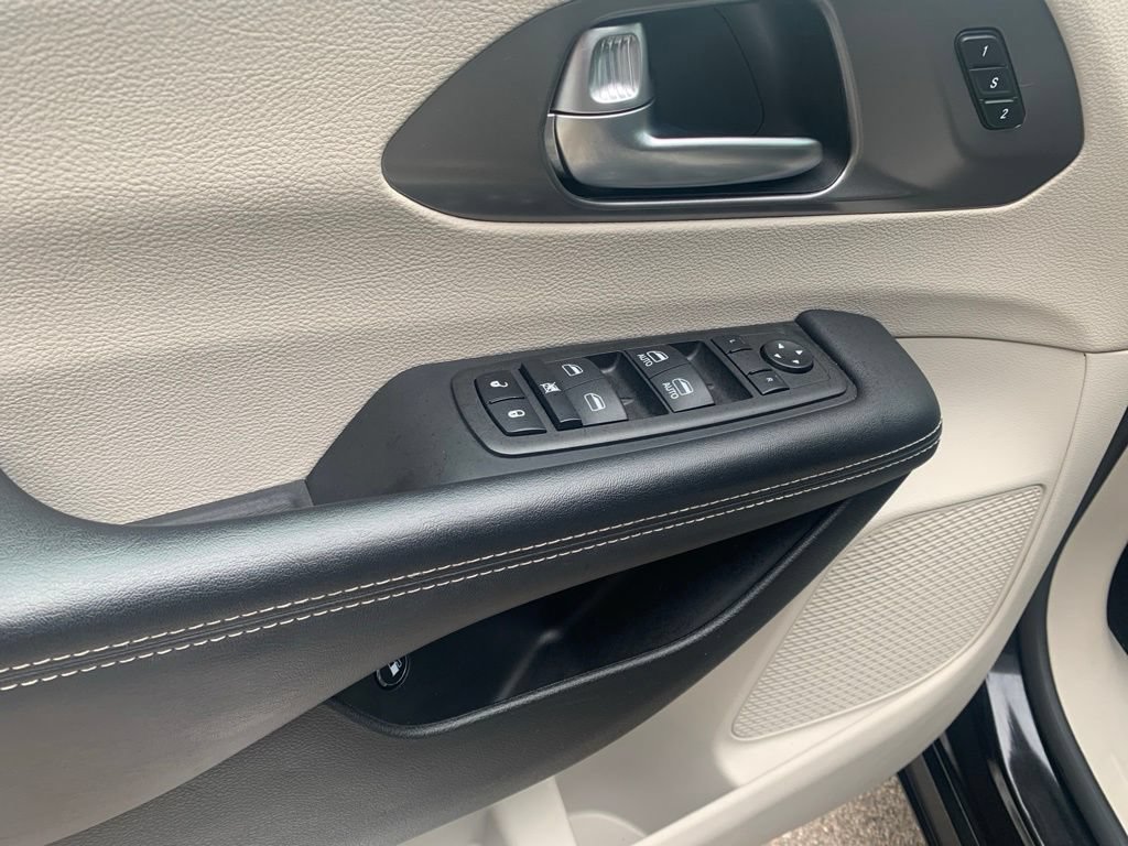 Used 2023 Chrysler Pacifica Touring-L FWD image 11