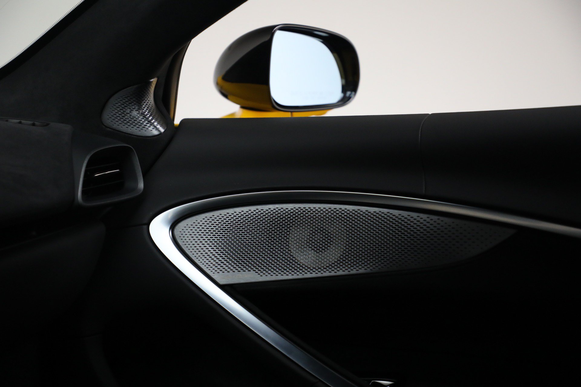 Used 2024 McLaren Artura RWD image 30