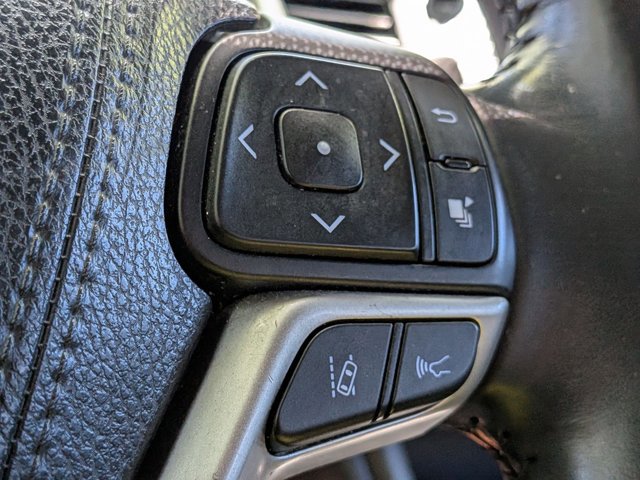 Used 2017 Toyota Highlander SE image 12