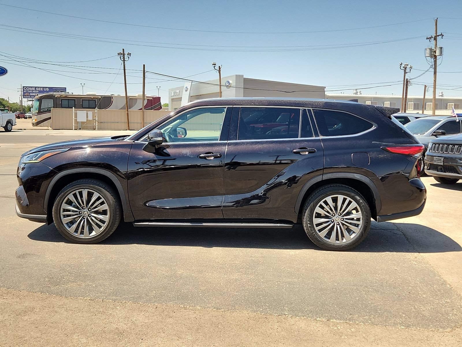 Used 2021 Toyota Highlander Platinum FWD image 2