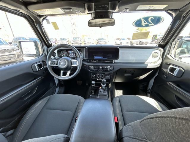 Used 2024 Jeep Wrangler Unlimited Sahara AWD/4WD image 17