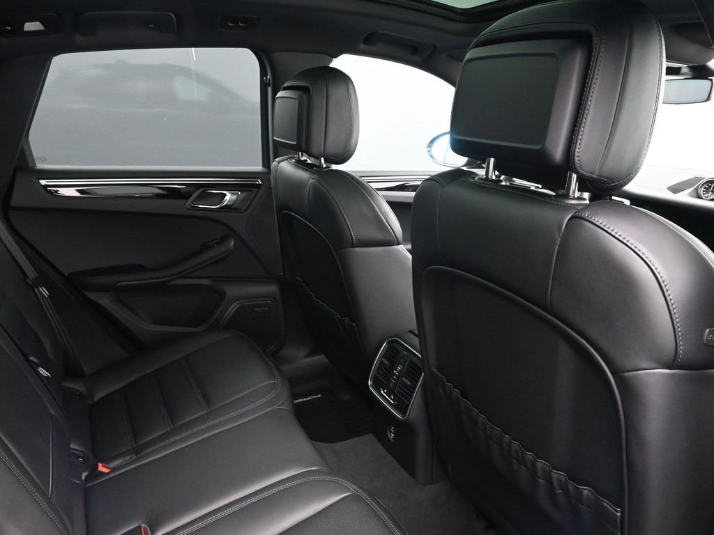 Certified 2026 Porsche Macan image 7