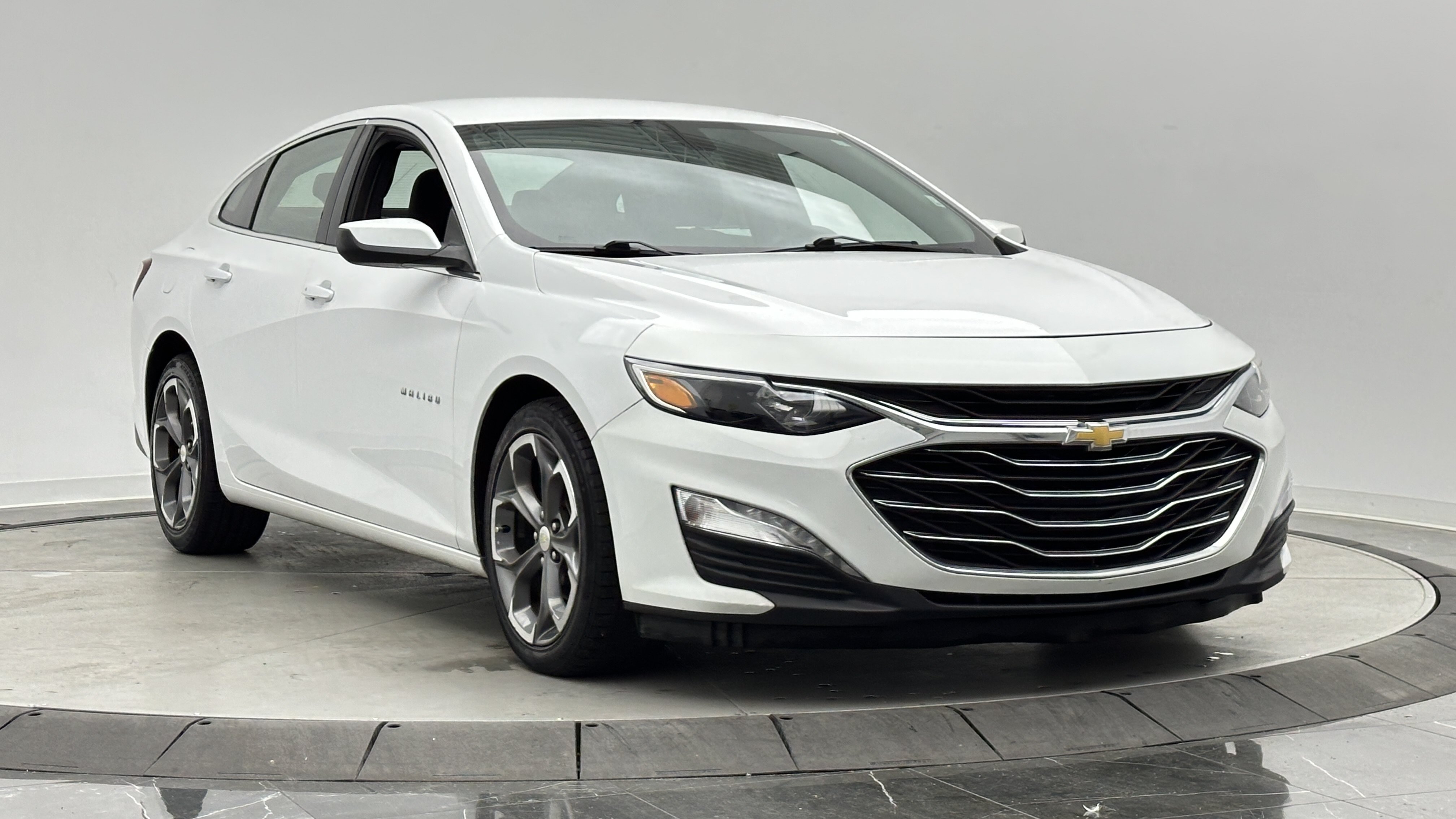 Used 2021 Chevrolet Malibu LT FWD image 3