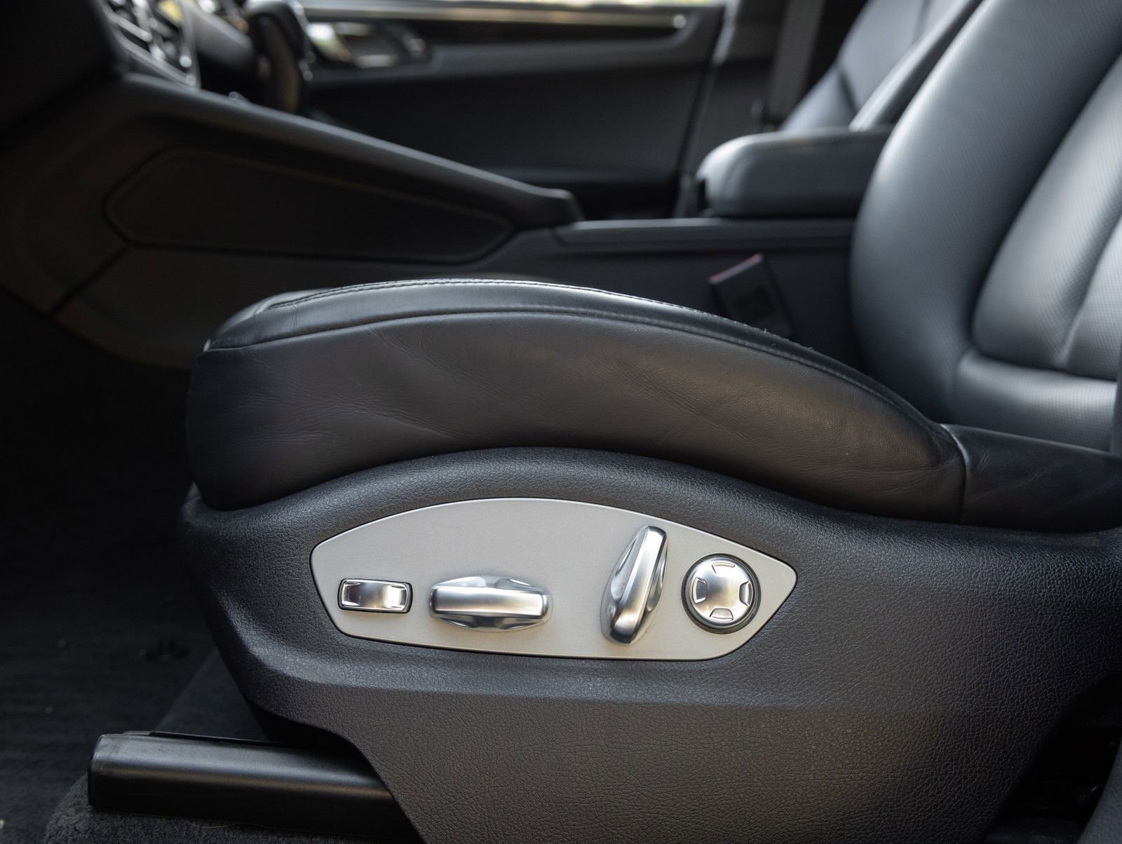 Certified 2024 Porsche Macan Turbo AWD/4WD image 22