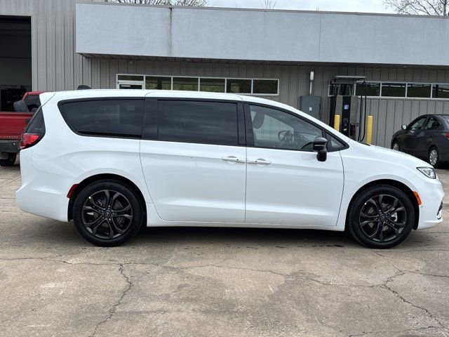 New 2026 Chrysler Pacifica Select image 2