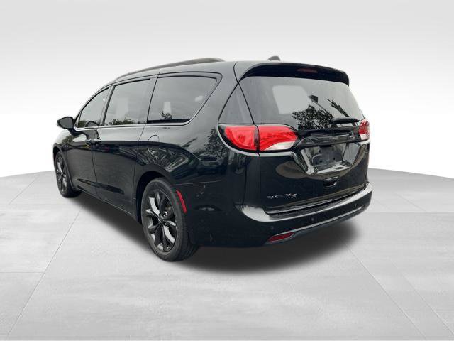 Used 2018 Chrysler Pacifica Touring-L Plus w/ S Appearance Package FWD image 5