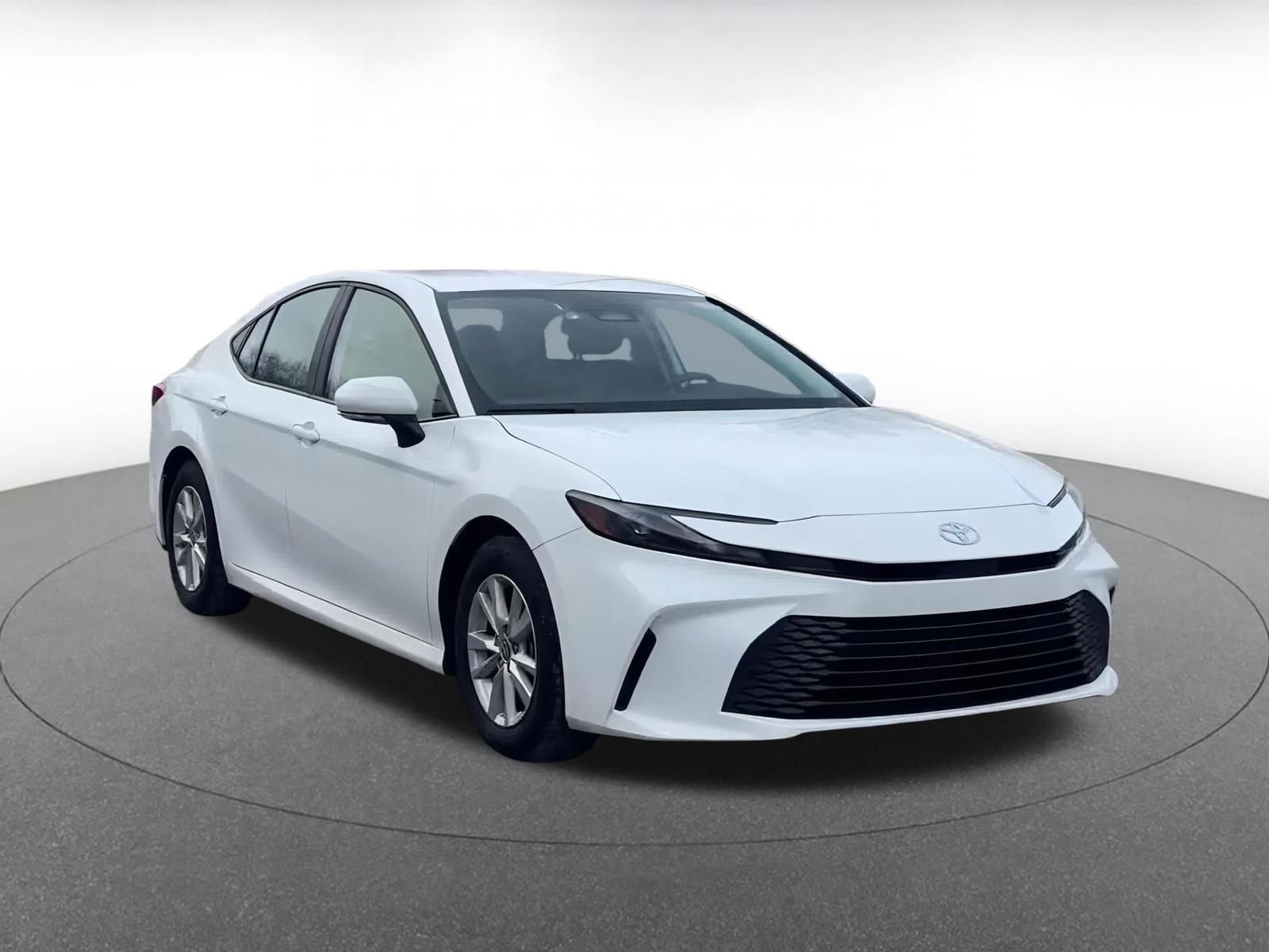 Used 2025 Toyota Camry LE image 3