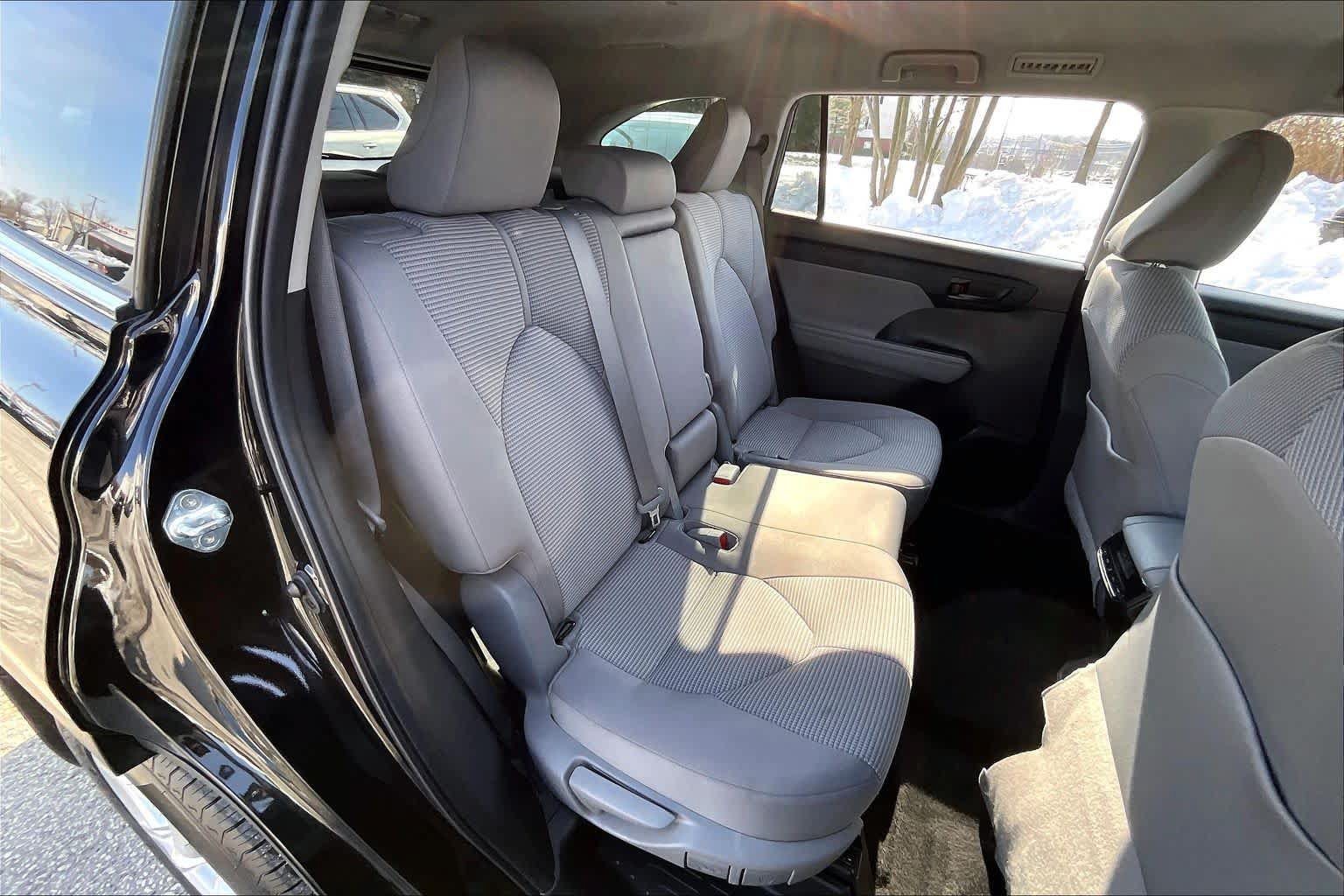 Used 2022 Toyota Highlander LE FWD image 19