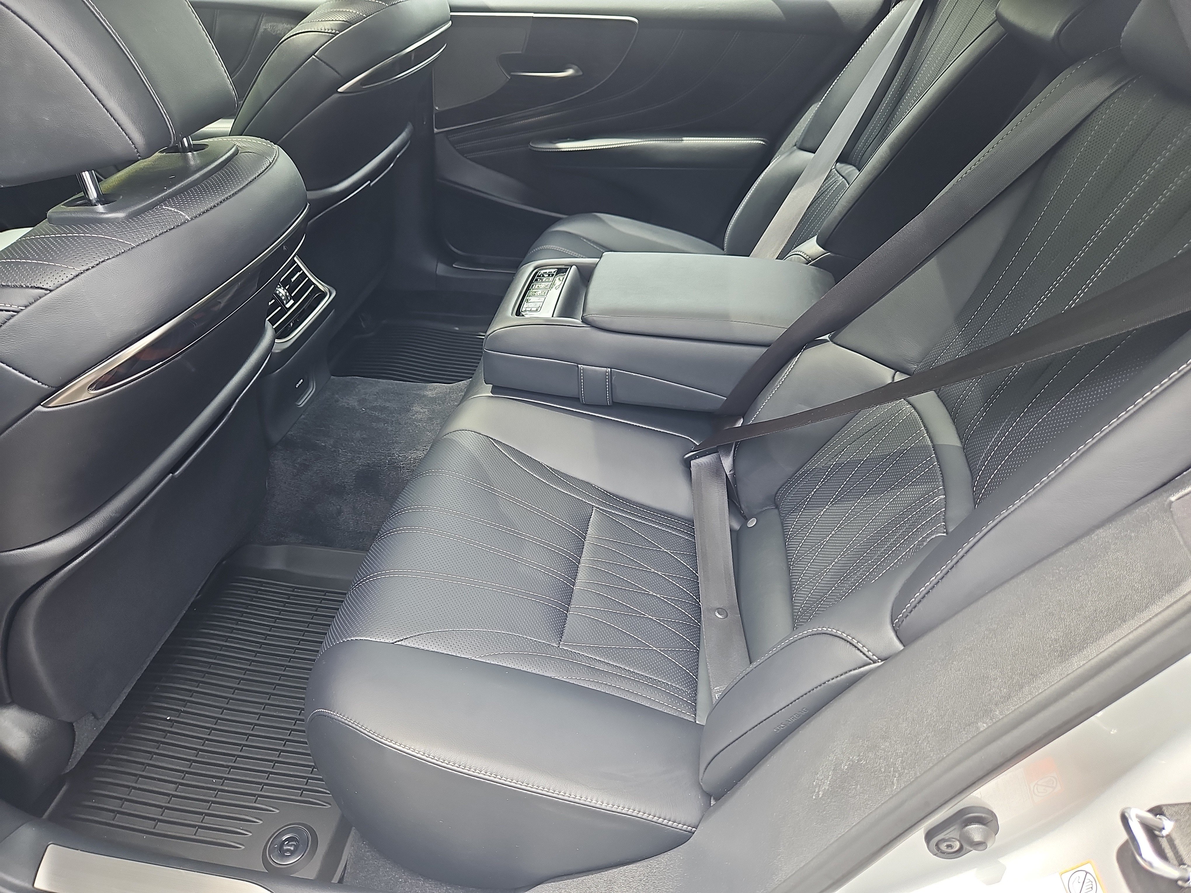 Used 2024 Lexus LS 500 AWD w/ Interior Upgrade Package image 31