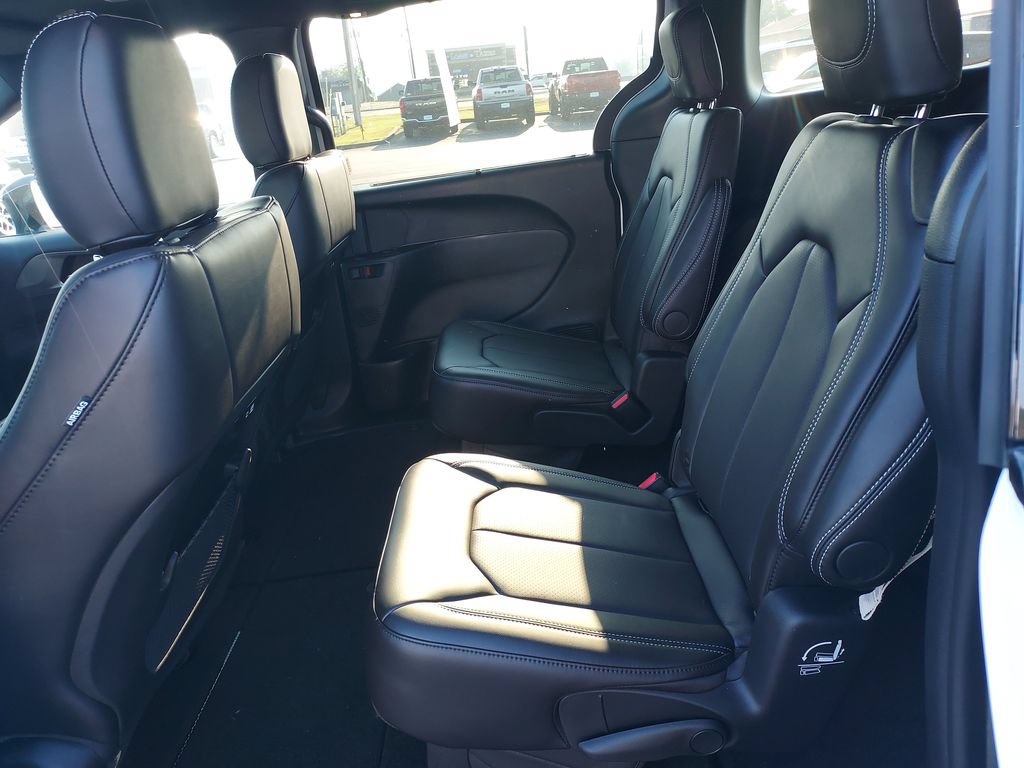 New 2026 Chrysler Pacifica Select FWD image 14