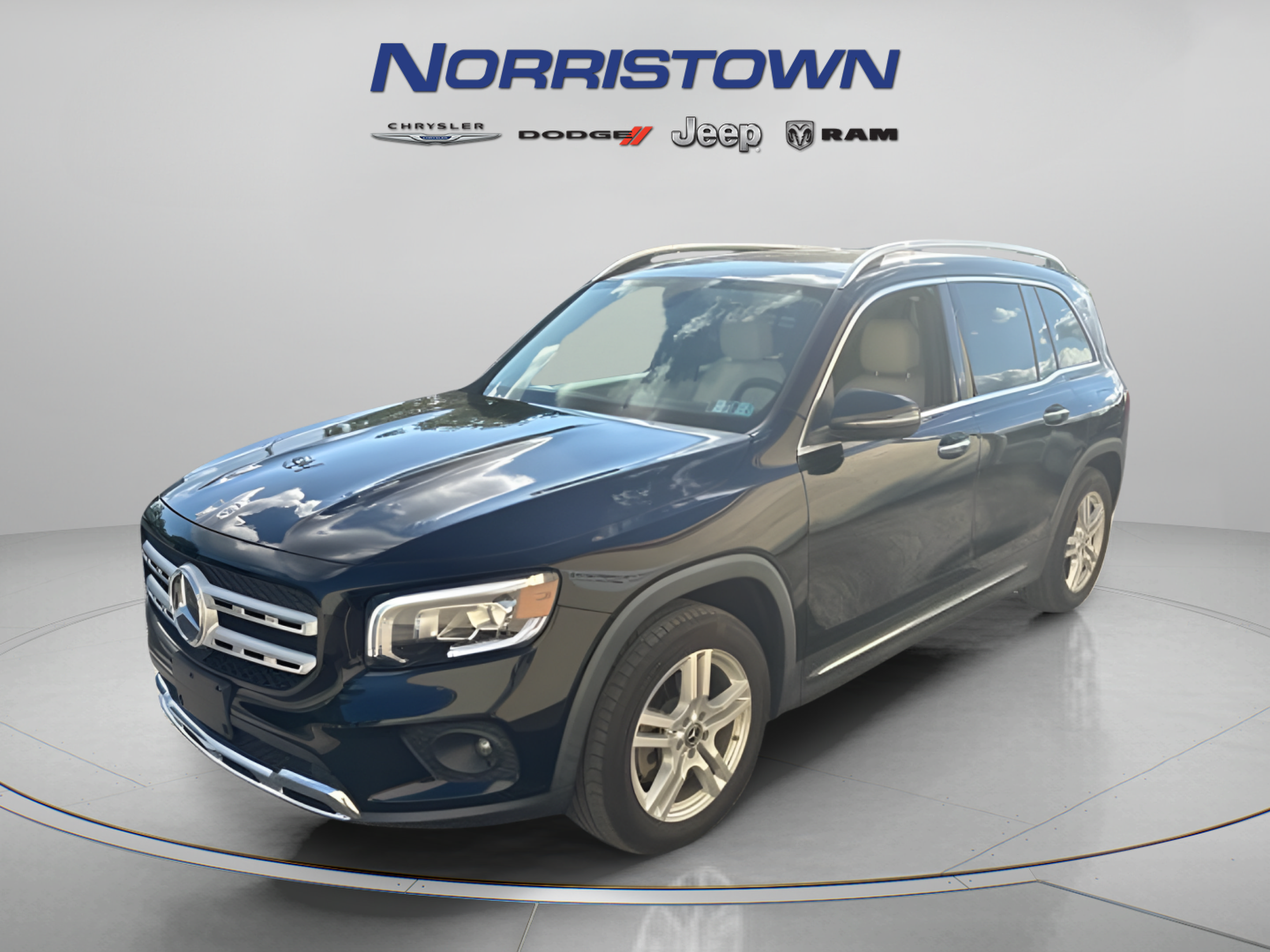 Used 2023 Mercedes-Benz GLB 250 4MATIC image 3