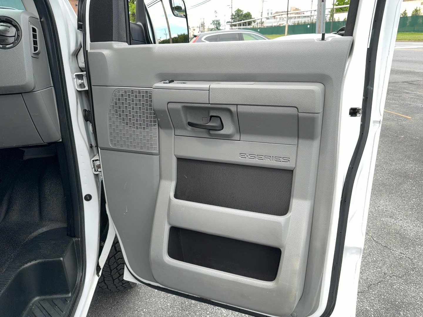 Used 2014 Ford E-350 and Econoline 350 Extended Super Duty w/ Power Group RWD image 14
