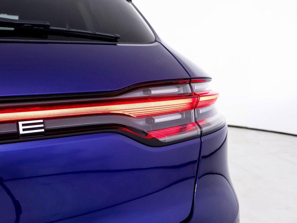 Used 2025 Porsche Macan image 12