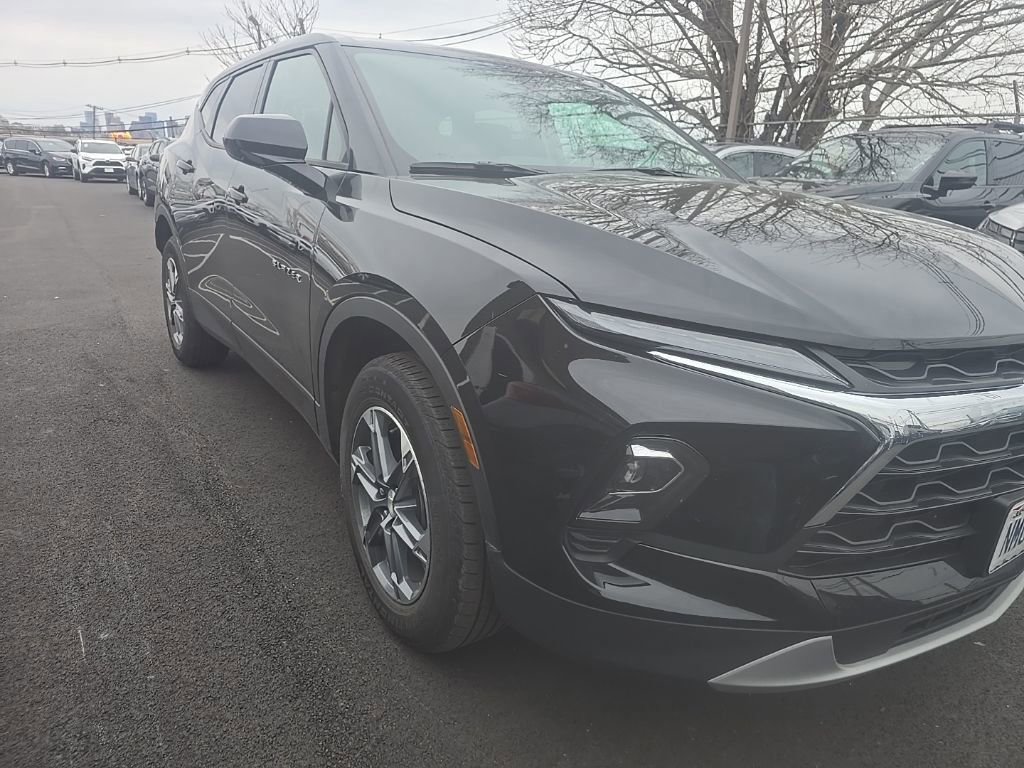 Used 2025 Chevrolet Blazer LT AWD/4WD image 3