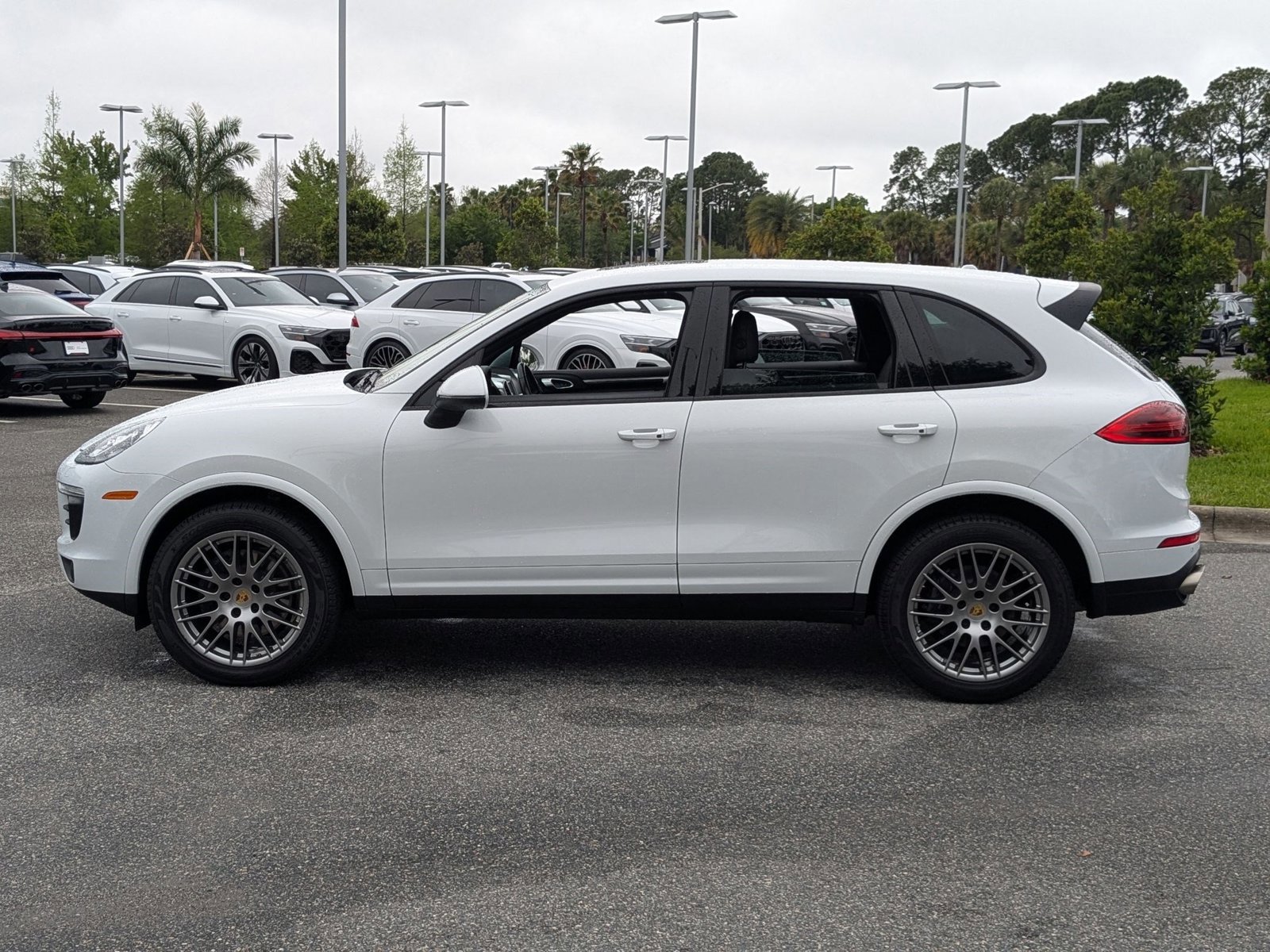 Used 2017 Porsche Cayenne Platinum Edition AWD/4WD image 2