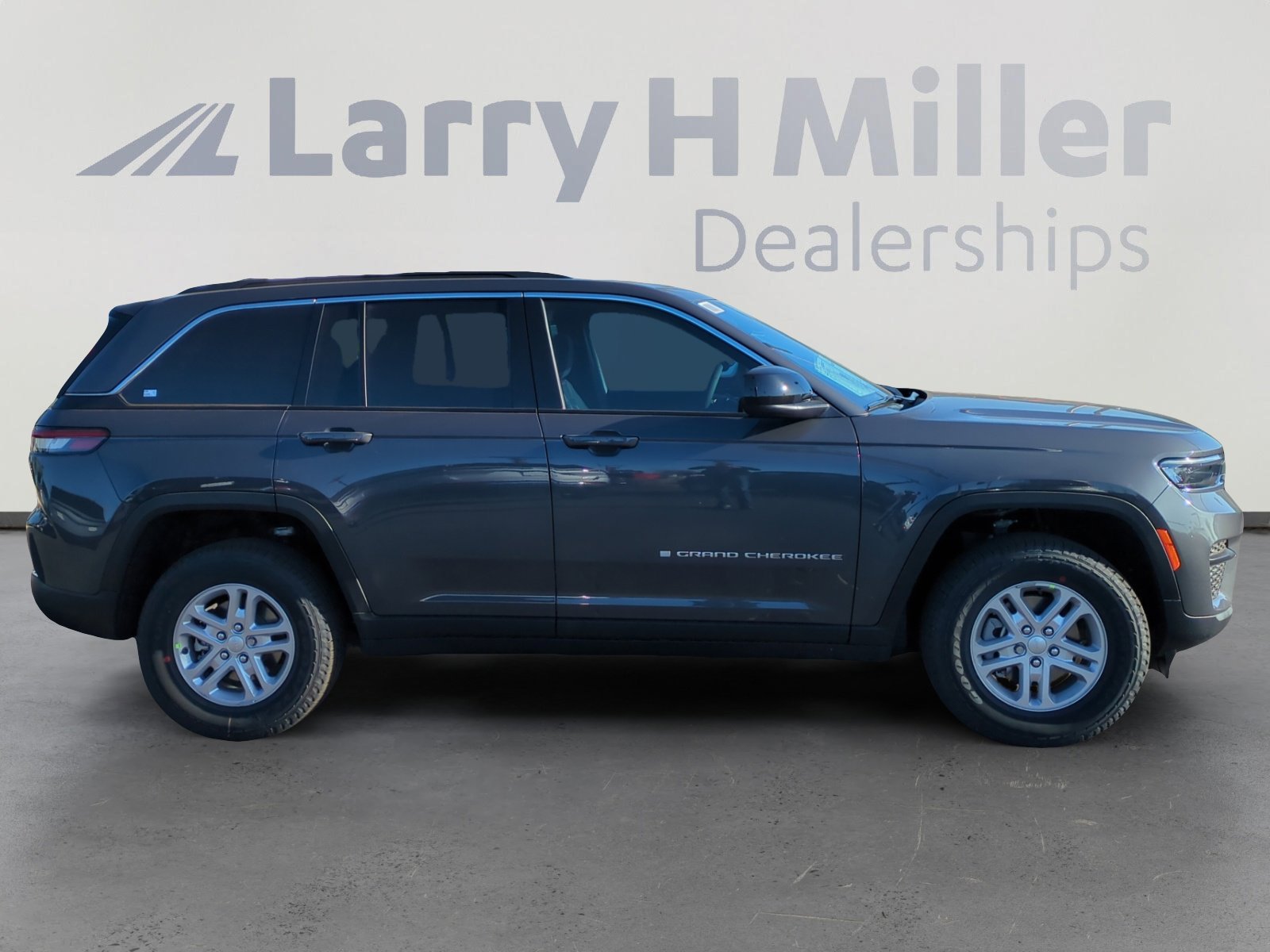 New 2025 Jeep Grand Cherokee Laredo image 6