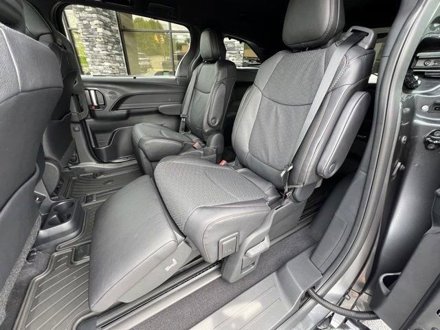 Used 2025 Toyota Sienna Limited AWD/4WD image 4