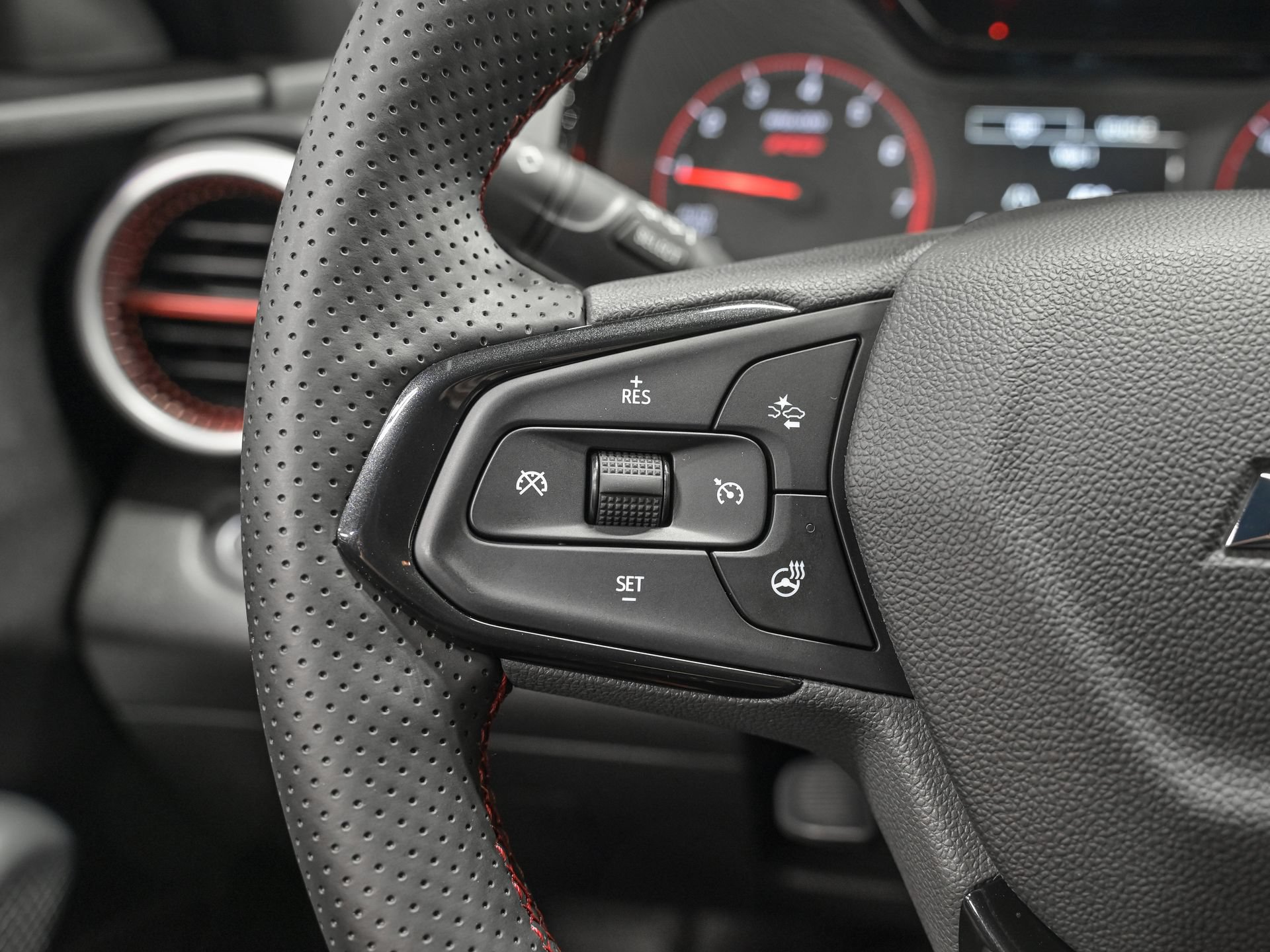 Used 2025 Chevrolet Trax RS FWD image 17