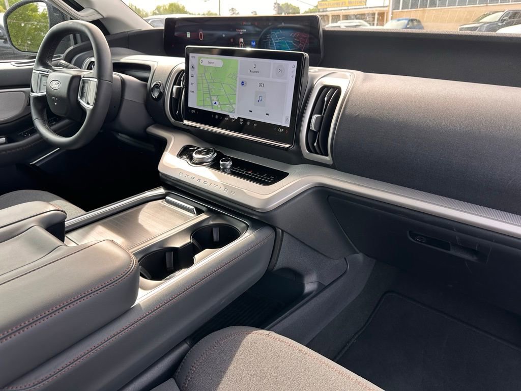 Used 2025 Ford Expedition Active image 18