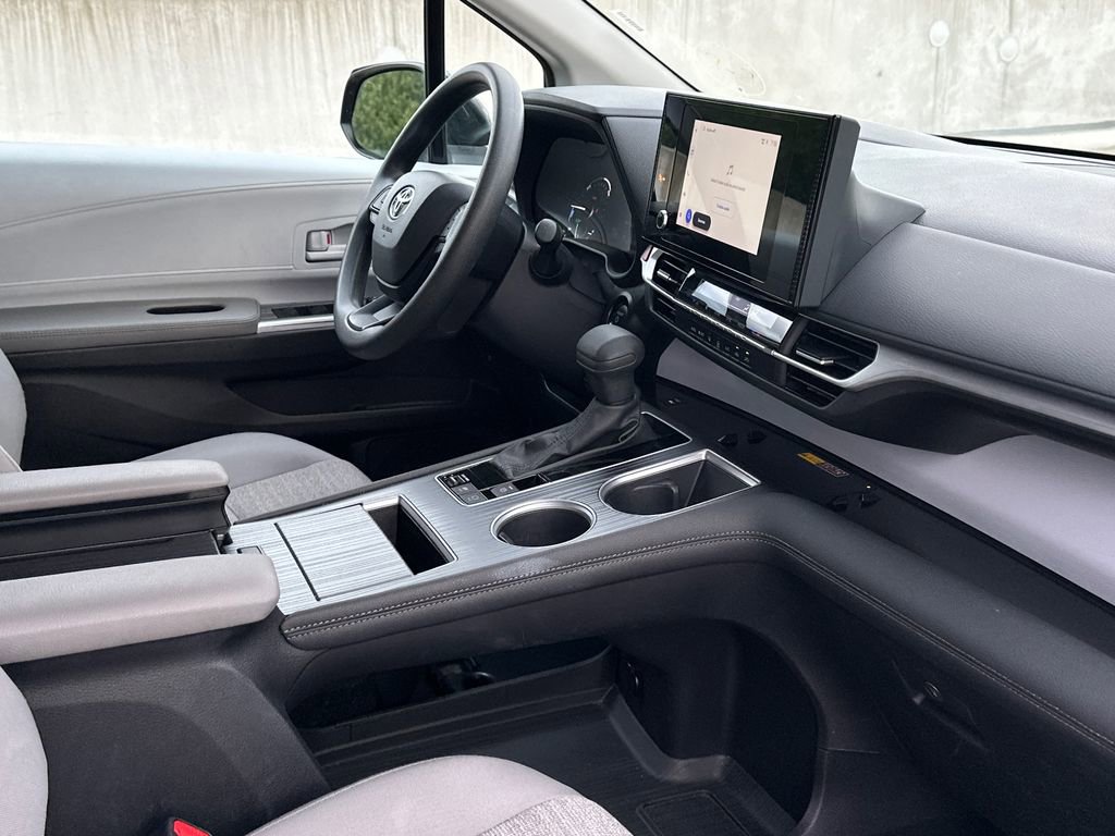Used 2025 Toyota Sienna LE FWD image 11