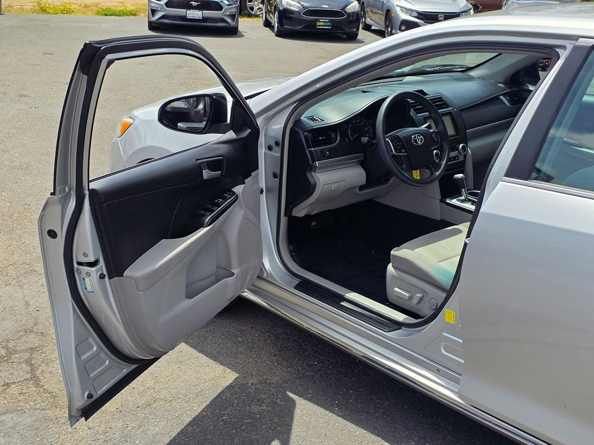 Used 2014 Toyota Camry LE FWD image 39