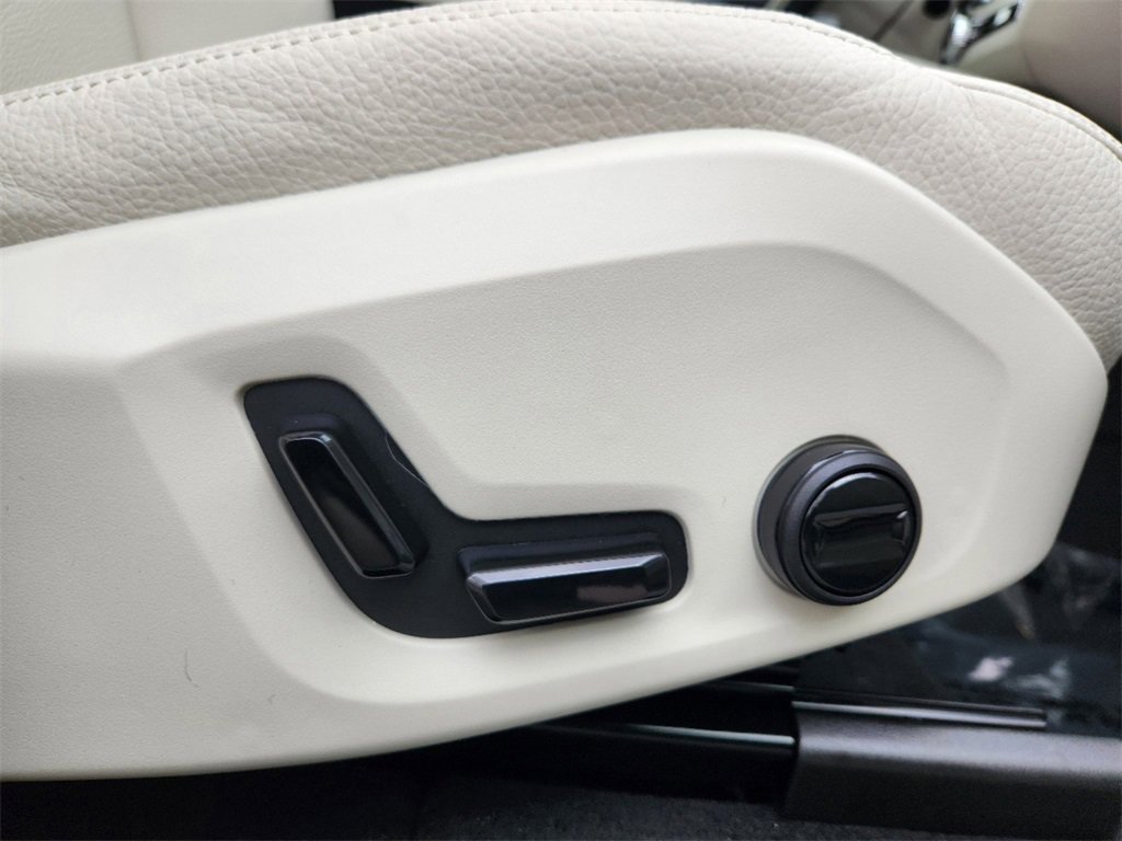 New 2025 Volvo XC60 B5 Plus w/ Protection Package Premier image 18