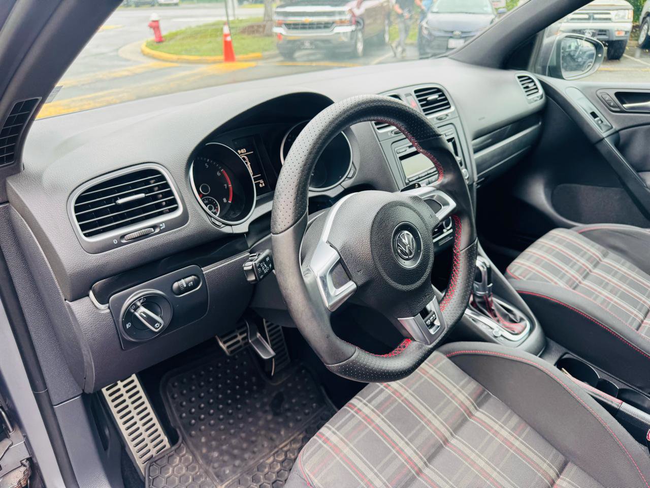 Used 2011 Volkswagen Golf 4-Door FWD image 30