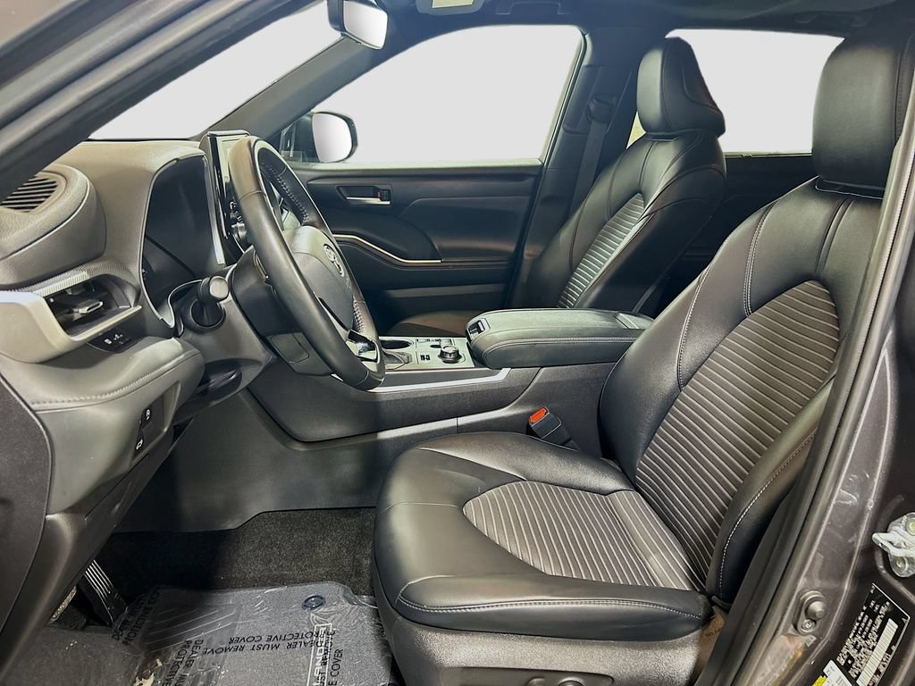Used 2025 Toyota Highlander XSE AWD/4WD image 18