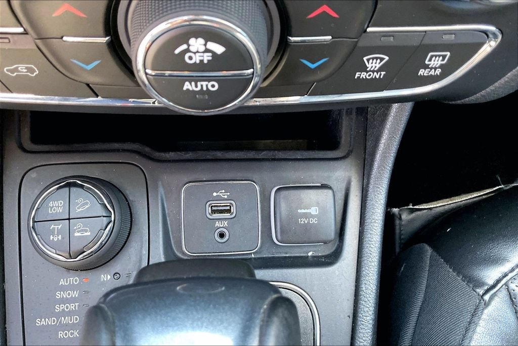 Used 2019 Jeep Cherokee Trailhawk AWD/4WD image 18