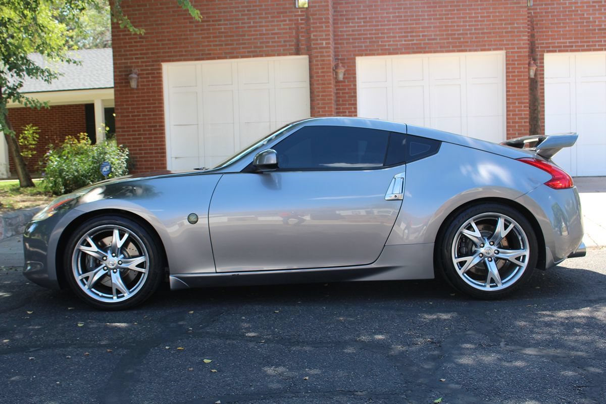 Used 2010 Nissan 370Z Touring w/ Sport Pkg RWD image 2