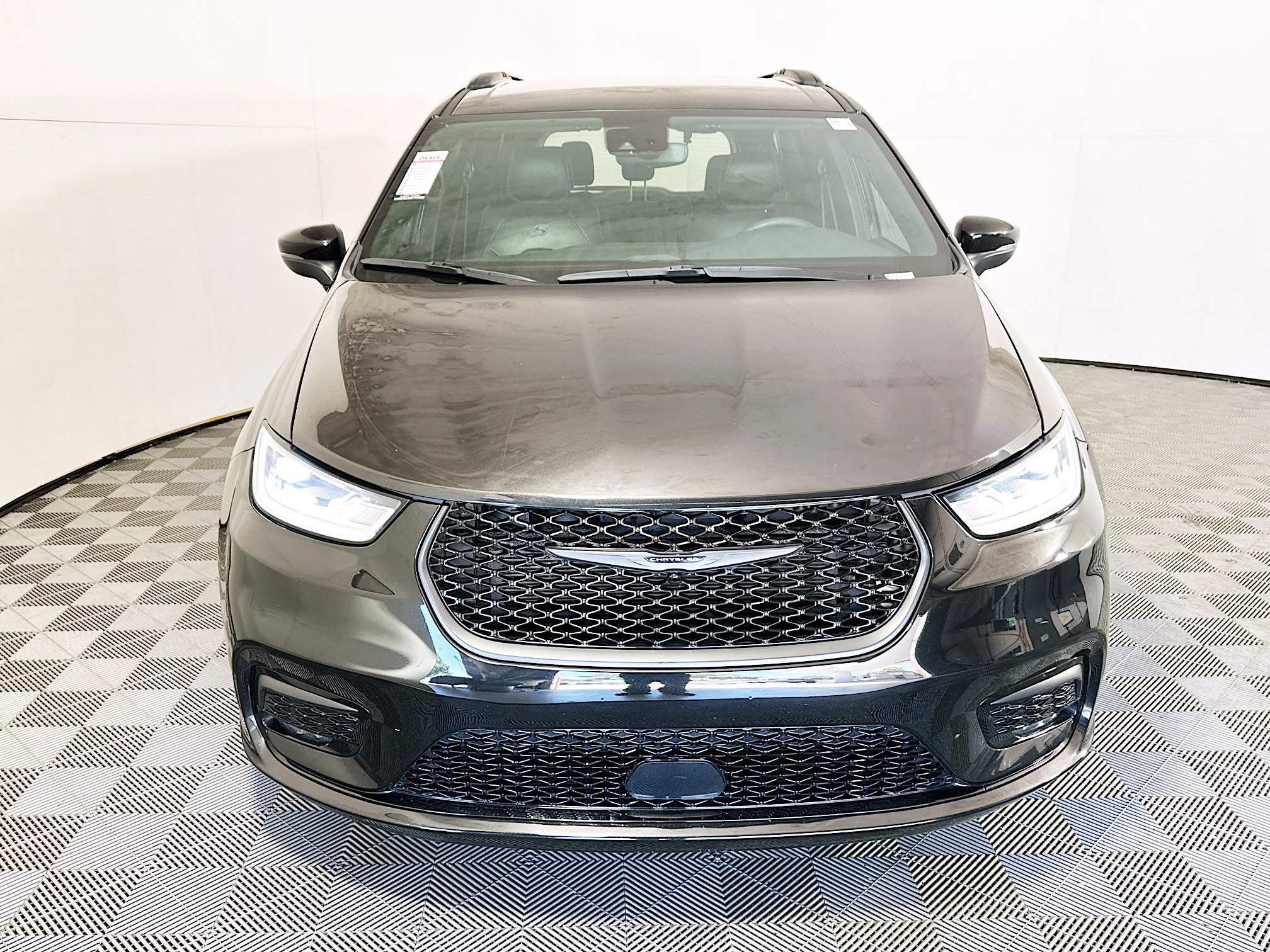 Used 2023 Chrysler Pacifica Touring-L w/ S Appearance Package FWD image 8