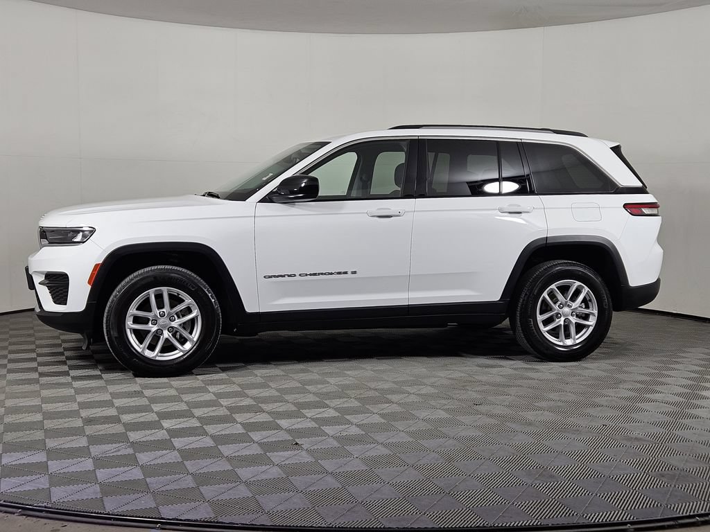 Used 2023 Jeep Grand Cherokee Laredo AWD/4WD image 3