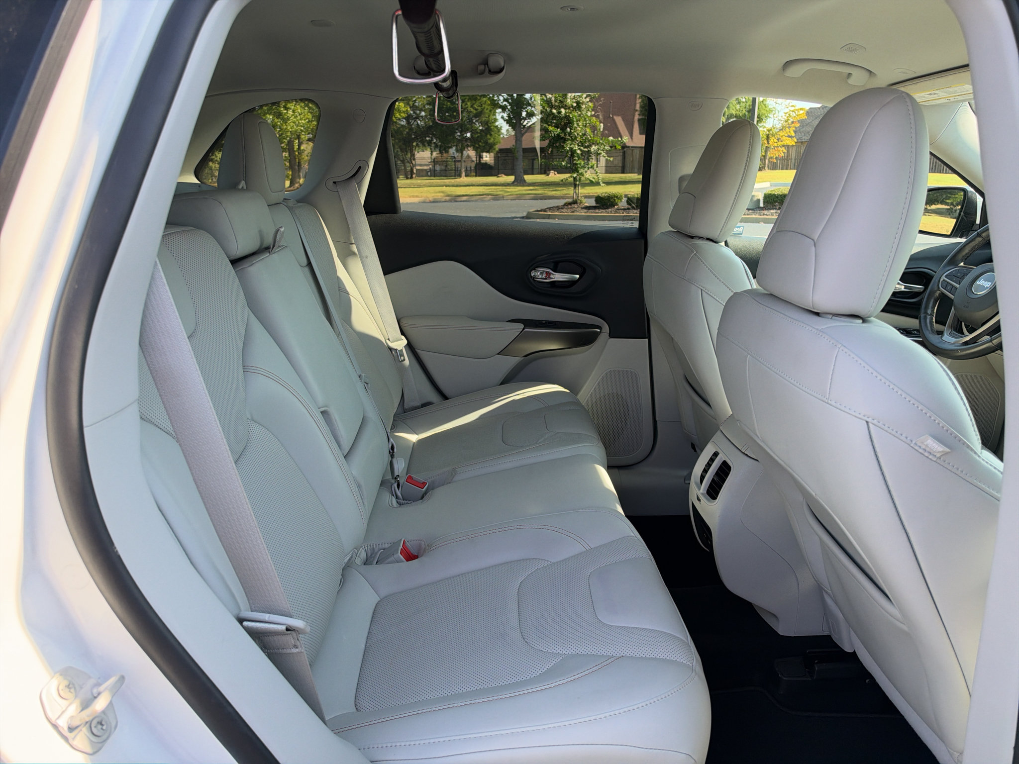 Used 2020 Jeep Cherokee Latitude Lux w/ Quick Order Package 2YH Lux FWD image 18