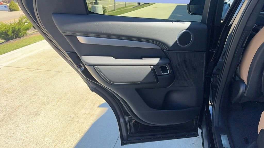 Used 2024 Land Rover Discovery Dynamic SE image 20