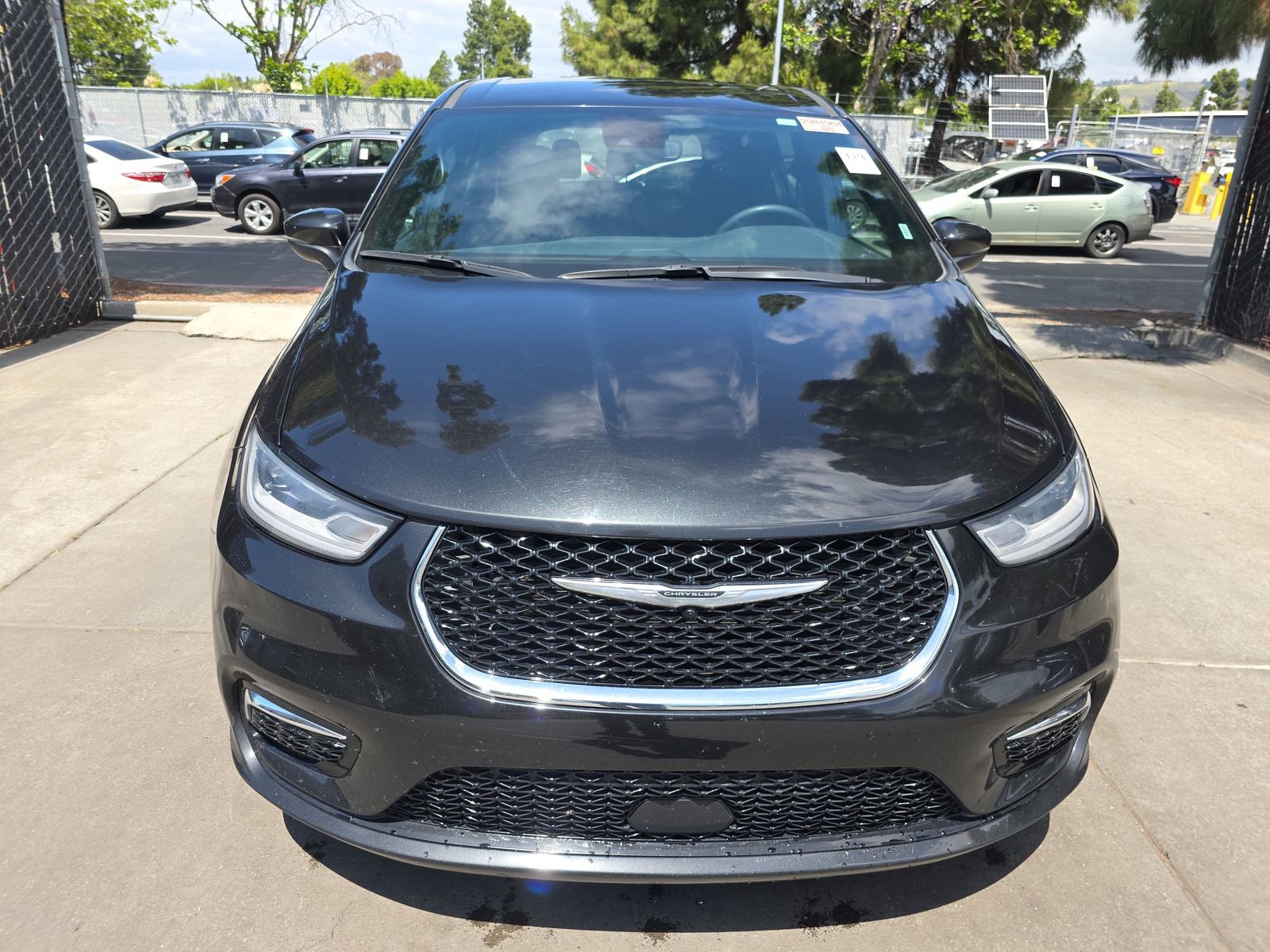 Used 2023 Chrysler Pacifica Touring FWD image 2