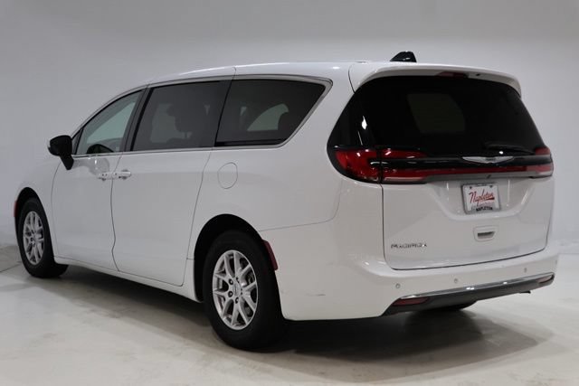 Used 2023 Chrysler Pacifica Touring-L FWD image 6