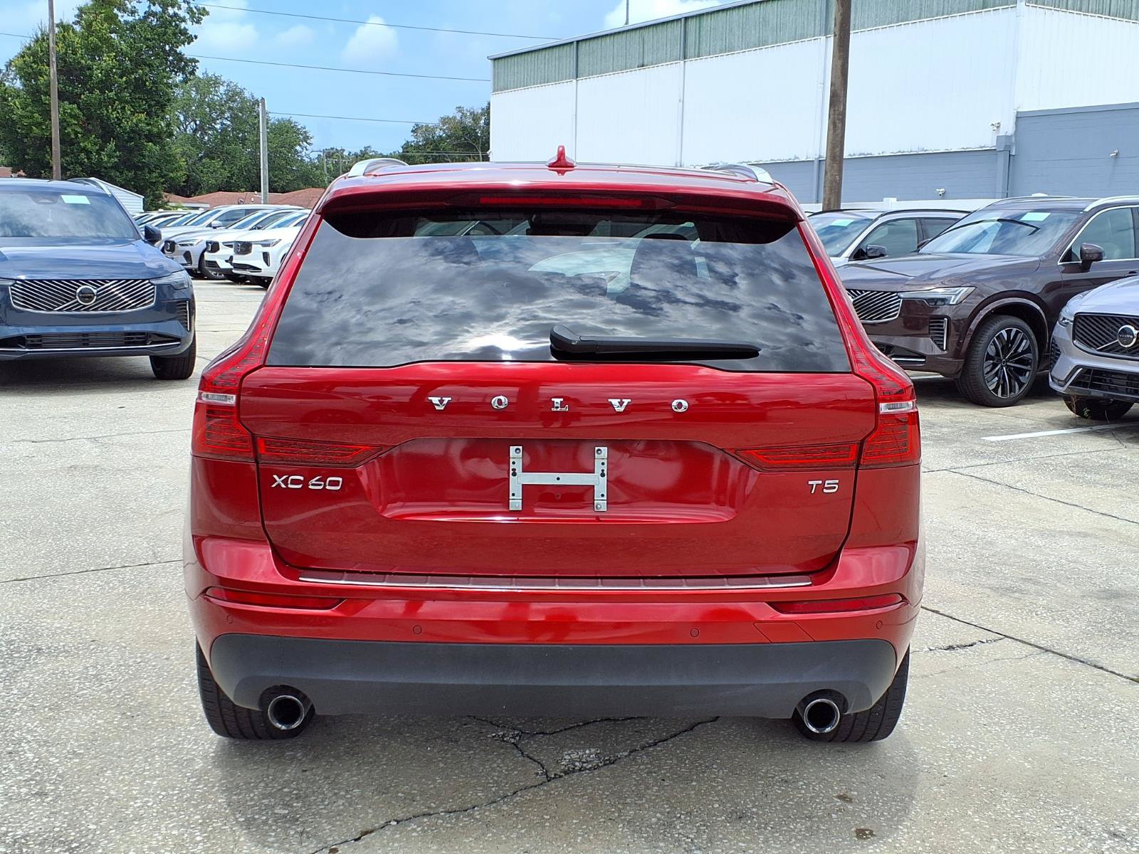 Used 2021 Volvo XC60 T5 Momentum w/ Premium Package FWD image 6