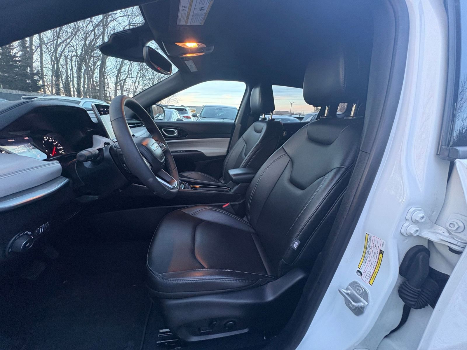 Used 2025 Jeep Compass Limited image 24