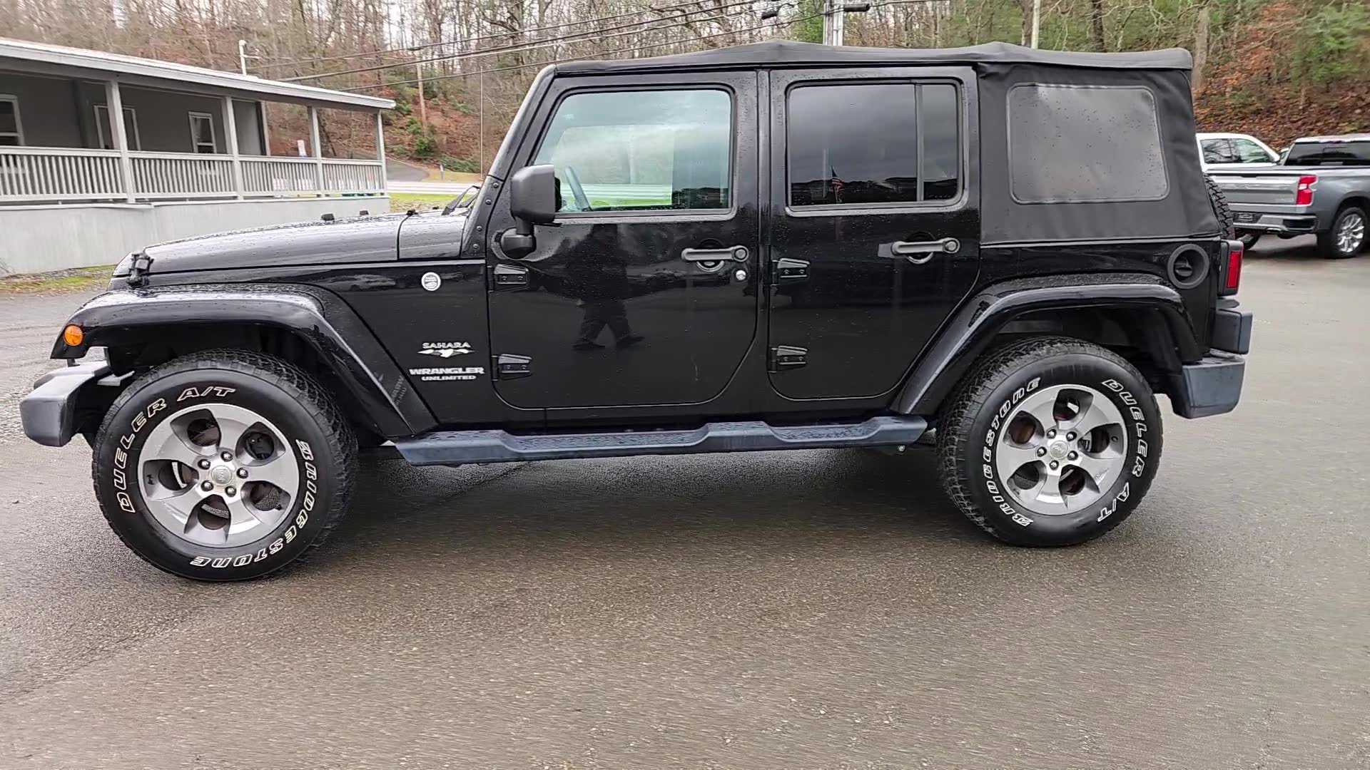 Used 2017 Jeep Wrangler Unlimited Sahara w/ Connectivity Group image 15