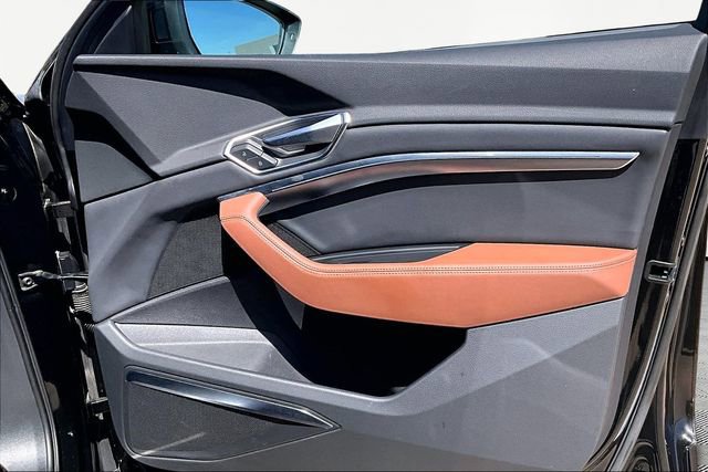 Used 2022 Audi e-tron Premium Plus w/ Premium Plus Package image 19