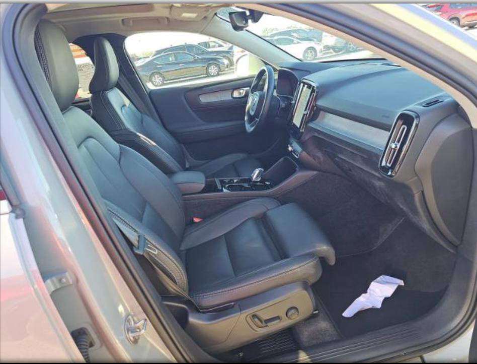 Used 2025 Volvo XC40 B5 Plus image 28