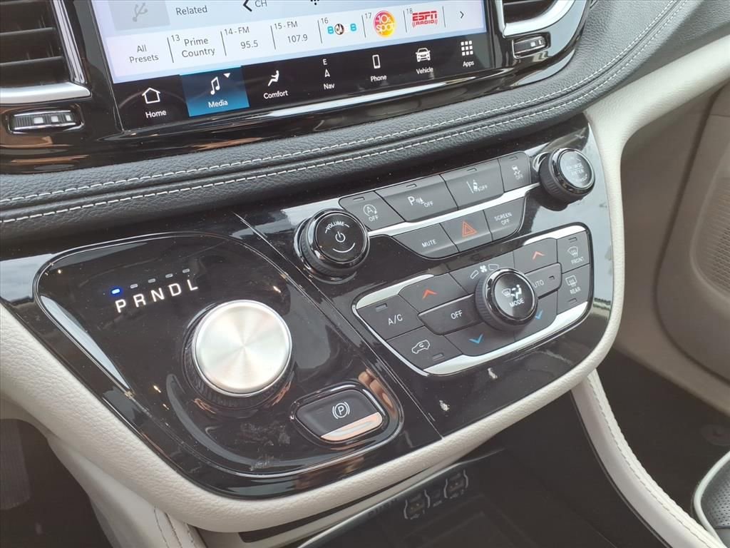 Certified 2023 Chrysler Pacifica Limited image 17