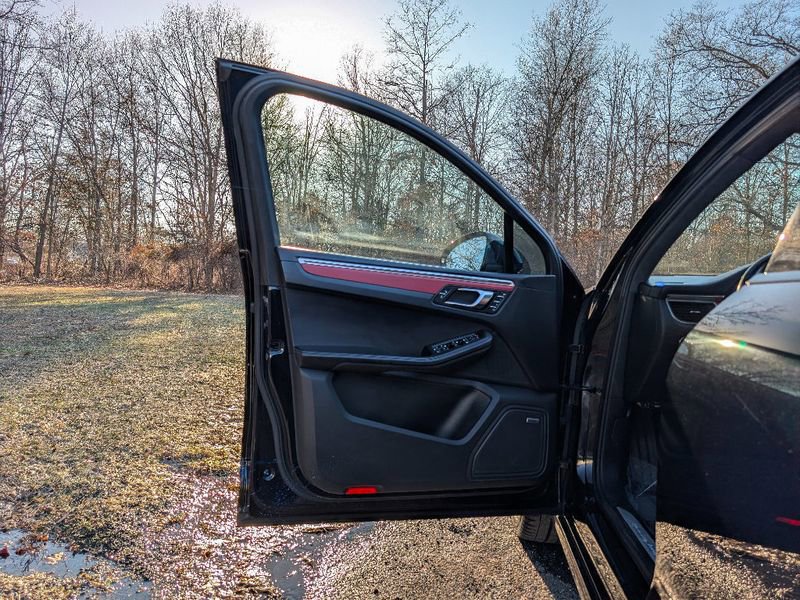 Used 2018 Porsche Macan Turbo image 10