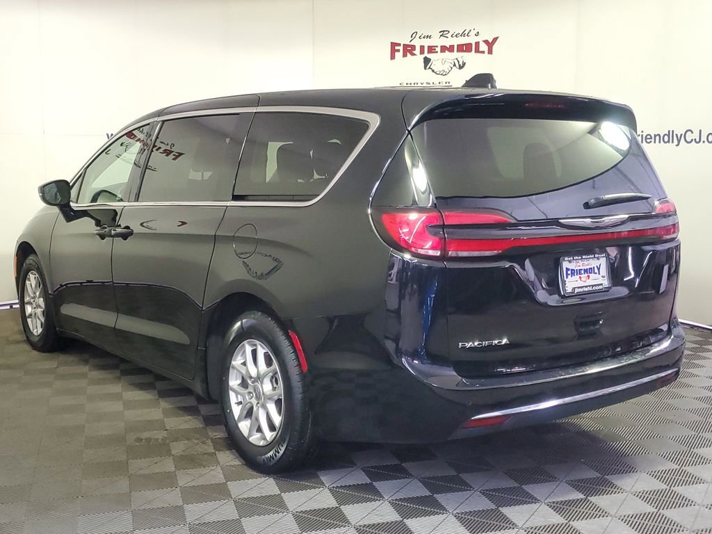 Used 2024 Chrysler Pacifica Touring-L image 4