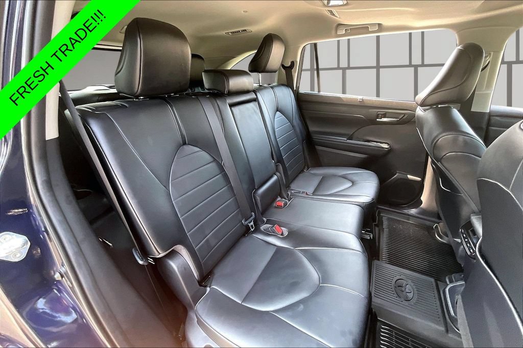 Used 2021 Toyota Highlander XLE AWD/4WD image 24