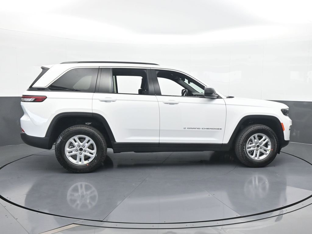 Used 2025 Jeep Grand Cherokee Laredo image 7