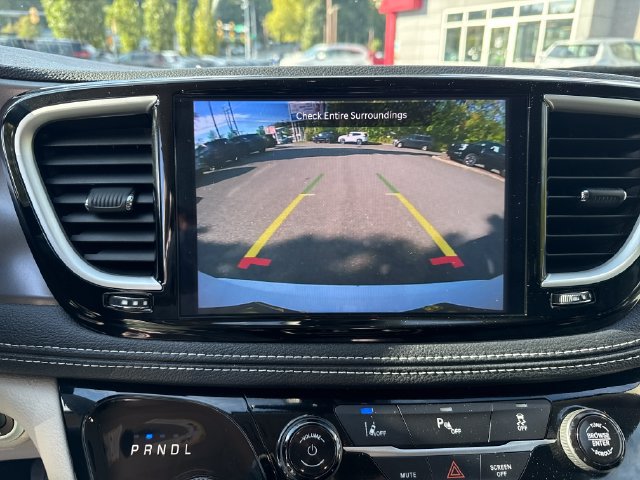 Used 2024 Chrysler Pacifica Limited FWD image 25