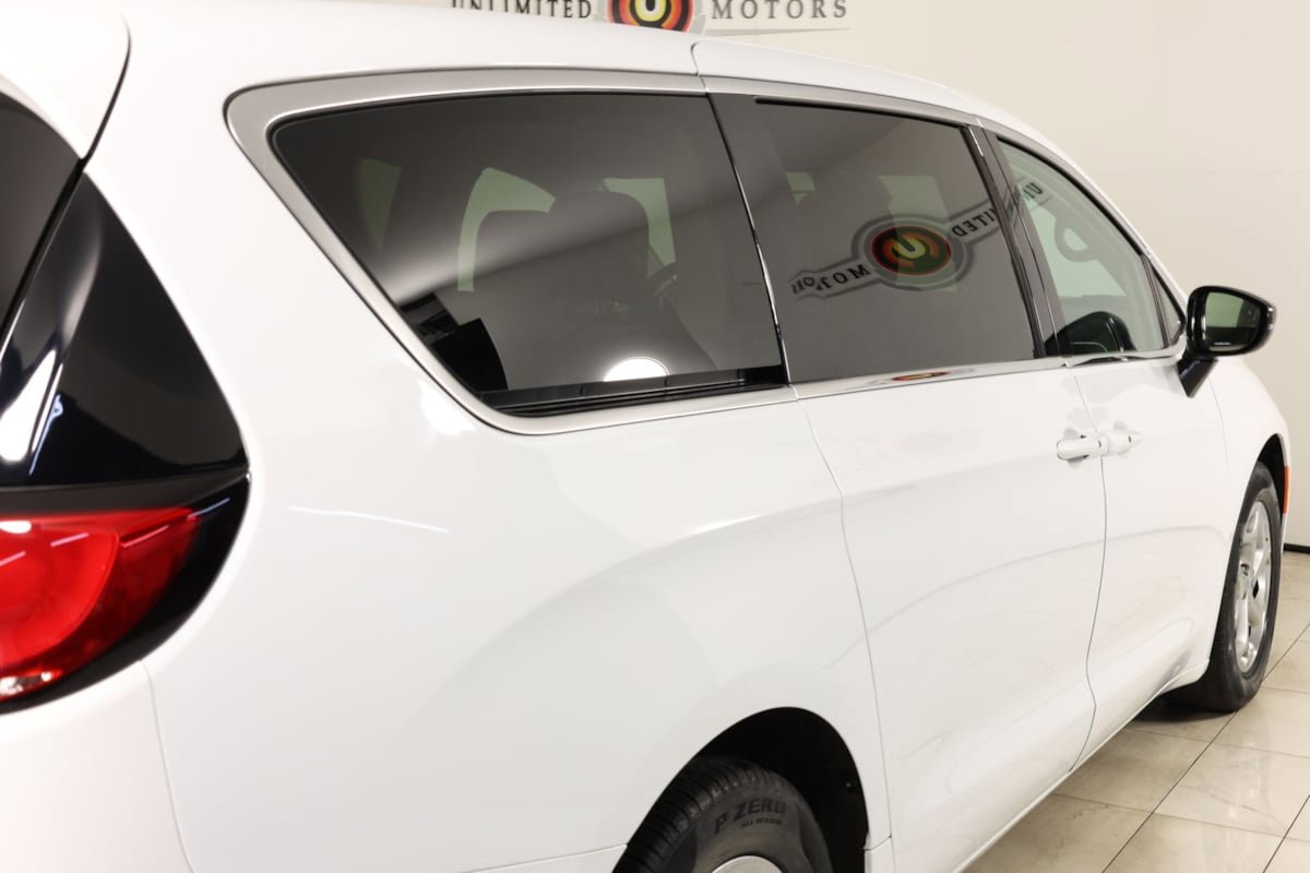 Used 2024 Chrysler Pacifica Limited FWD image 44